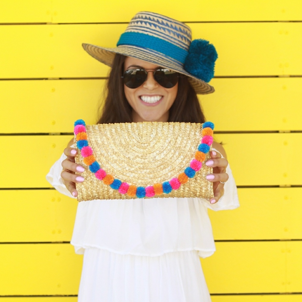 Straw clutch with pompoms